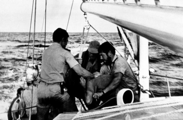 Le bateau VEGA de Greenpeace a été abordé par un commando français dans la zone de test nucléair Mururoa, 15 August 1973. Mc Taggart a du être hospitalisé suite à des coups portés par les commandos. (Photo: Greenpeace)