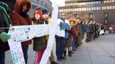 Des participants forment une chaine lors de la journée de commémoration des victimes de la tuerie de la polytechnique, 2009. (Photo: Ryan Remiorz)
