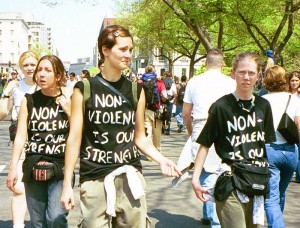 Activistes Pro-nonviolence lors d'une manifestation contre la mondialisation. (Photo: CC)
