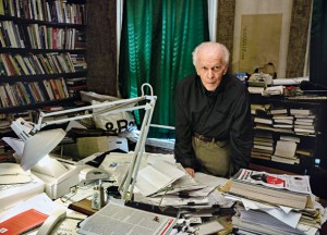 Gene Sharp dans son bureau à l'Institut Albert Einstein à Boston, 2012. (Photo: Sebastian Kim)