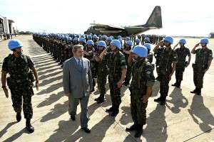 Troupe brésilienne de la MINUSTAH pour Haïti. Le 1er juin 2004, une mission internationale de paix fut adoptée ainsi que le principe de l'envoi d'une force de paix, la MINUSTAH comprenant un déploiement de 7000 soldats.