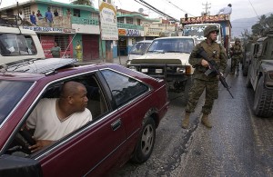 Patrouille des U.S. Marines dans les rues de Port-au-Prince, 9 Mars 2004. (Photo domaine public)