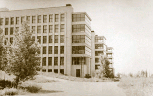 1943 à 1945, l’aile ouest du bâtiment principal de l'UdeM abrite un laboratoire où des scientifiques travaillent à mettre au point un réacteur nucléaire. (Photo: domaine public)