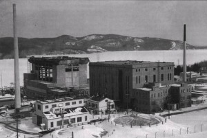 Laboratoires de Chalk River, février 1954. Situés à environ 200 km au nord d’Ottawa (Ontario), les édifices des Laboratoires de Chalk River abritaient les réacteurs ZEEP, NRX et NRU. Faisant partie à l’origine d’une activité de production de plutonium pour les armes nucléaires, le réacteur ZEEP a été conçu par une équipe de scientifiques canadiens, anglais et français durant la Seconde Guerre mondiale. (Photo: domaine public)