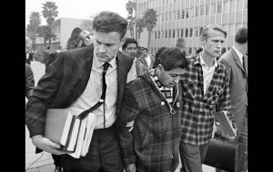 26 février 1968: Affaibli par 12 jours de grève de la faim, Cesar Chavez est soutenu pour se rendre à une audience. (Photo: LA Times)