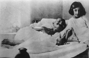 Gandhi durant une grève de la faim en 1924 et la jeune Indira, qui deviendra première ministre de l'Inde. (Photo: domaine public)