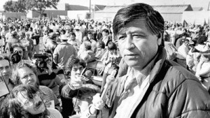 Cesar Chavez parlant à des grévistes de Salinas Valley durant une manifestation en 1979. (Photo: Paul Sakuma)