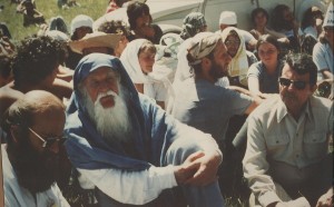 Jacques de Bollardière (à droite) sur le plateau du Larzac, protestant contre l'extension du camp militaire, dans les années 1970. À sa gauche, les philosophes non-violents Jean-Marie Muller et Lanza del Vasto. (Photo: CC)