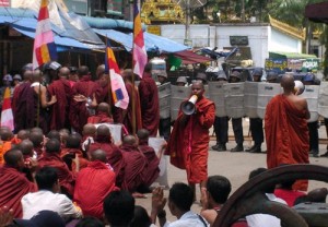 Un moine s'adressant à une foule devant les policiers anti-émeute à Yangon, le 26 septembre 2007. Des moines bouddhistes ont été tués à Myanmar lors de la dispersion de la manifestation anti-junte par les forces de sécurité. (auteur: inconnu)