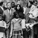 Baez et Martin Luther King Jr avec un groupe d'enfants se dirigeant vers leur nouvelle école intégrée à Grenada, Mississippi, en Septembre 1966. (Photo: domaine public)