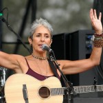 Joan Baez dans le cadre d'une manifestation contre la guerre en Irak, Washington, 2005. (Photo: inconnu)