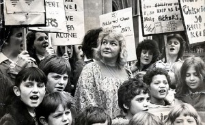 Erin Pizzey en 1976 lors d'une campagne devant la Cour pour que les refuges pour femmes demeurent ouverts. (Photo: inconnu)