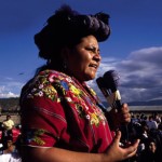 Rigoberta Menchú, ralliant des habitants de bidonvilles au Guatemala. (auteur: Steve Lewis)