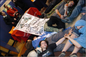 Manifestation Die-in au cégep de Ste-Foy. (Photo: antirecrutement.info)