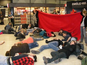 Manifestation artistique contre le recrutement militaire dans les école à Berri-uqam. (Photo: antirecrutement.info)