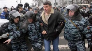 Saint-Pétersbourg, le 25 novembre 2007. L'opposant Boris Nemtsov est interpellé par la police russe. (auteur: inconnu)