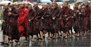 Une manifestation de 10 000 moines qui ont marché sous la pluie dans les rues de la ville de Yangon en protestation contre la junte en septembre 2007. (Photo: inconnu)