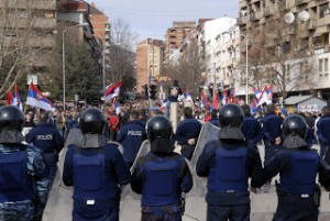 Les militaires de la KFOR et les policiers de la MINUK sont régulièrement montrés défendant par la force le pont et maintenant chaque communauté dans son quartier pour rétablir l'ordre. (Photo: inconnu)