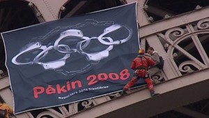 La banderole déployée par des militants de Reporters sans frontières sur la tour Eiffel, le 7 avril 2008. (Photo: TF1/LCI)