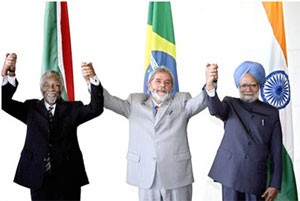 IBAS: les présidents sud-africain Thabo Mbeki et brésilien Luiz Inacio Lula da Silva (au centre) ainsi que le Premier ministre indien Manmohan Singh à droite ont concrétisé l'alliance de leurs trois pays lors du sommet de Brasilia de septembre 2006. (Photo: CC)