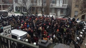 Près de 150 personnes prises en souricière par les policiers. (Photo: Alexandre Touchette)