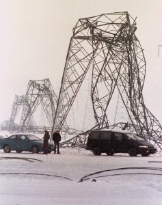 Pylones d’acier pliés jusqu’au sol durant la crise du verglas, janvier 1998. (Photo: Jacques Boissinot)