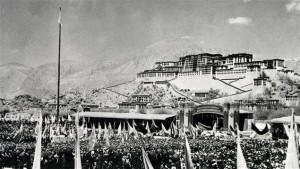 Des milliers de Tibétains sont rassemblés devant le palais de Potala, la résidence du Dalaï-lama, durant la révolte du 10 mars 1959. L’échec de ce soulèvement mènera à l’exil de leur chef spirituel. (Photo: domaine public)