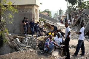 Résidents de Jacmel après les dommages du tremblement de terre, 17 janvier 2010. (Photo: domaine public)