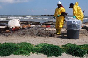 Travailleurs engagés par BP pour nettoyer le pétrole déversé par l'explosion de Deepwater Horizon sur les plages de Port Fourchon, LA., 23 mai 2010. (Photo: domaine public)