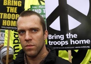 Joe Glenton durant une manifestation anti-guerre à Londres, 24 octobre 2009. (Photo: inconnu)