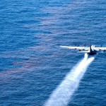 Un Lockheed C-130 Hercules diffuse des dispersants chimiques dans le golfe du Mexique. (Photo: domaine public)