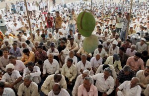 Des villageois de Gujarat protestent contre le projet de centrale nucléaire, en 2011. (Photo: PTI)