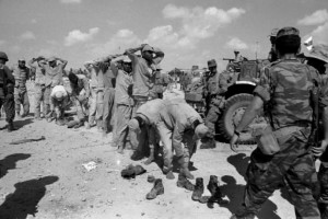 Guerre des six jours: l'armée israélienne procède à l'alignement des prisonniers égyptiens. (Photo: domaine public)