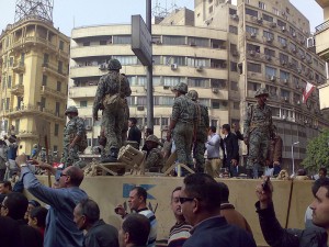 Militaires et manifestants, place Tahrir, 29 janvier 2011. (Photo: CC)