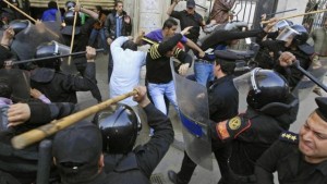 Répression policière au Caire, janvier 2011. (Photo: inconnu)