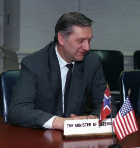 Johan Jorgen Holst, au Pentagon, 1993-03-16. (Photo: domaine public)