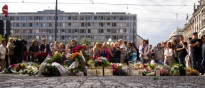 Recueillement devant la cathédrale d'Oslo le lendemain des attentats. (Photo: CC)