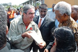 Béliveau rencontre Nelson Mandela à Durban, Afrique du Sud, le 14 octobre 2003. (Photo: inconnu)