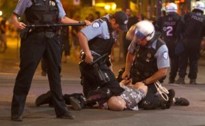 Arrestation lors d'une manifestation en mai 2012. (Photo: Robert Skinner)