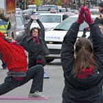 Des étudiants ont tenu une séance de yoga en guise de manifestation au centre du carrefour Sainte-Catherine-Berri, à Montréal. (Photo: Jacques Nadeau)