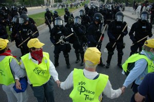 Équipe de paix et policiers, Saint-Paul 4 septembre 2008. (Photo: CC)