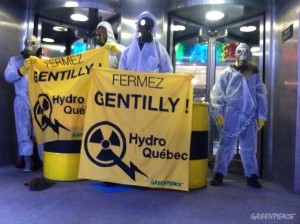 13 avril 2011. Un mois après l'explosion d'un réacteur de Fukushima, des activistes de Greenpeace bloque l'entrée du siège social d’Hydro-Québec pour réitérer leur demande de fermeture de Gentilly-2. (Photo: Greenpeace)