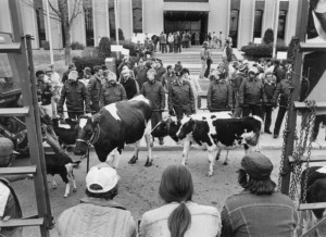 Manifestation contre l'expropriation de Mirabel, 1982. (Photo: George Bird)