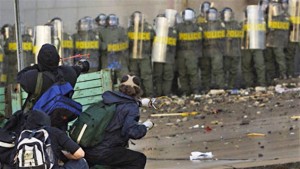 Des manifestants devant les policiers au Sommet des Ameriques, à Québec. (Photo: archives radio-canada)