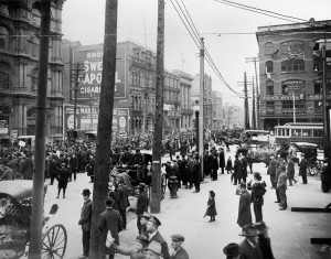 Manifestation anti-conscription à Montréal, le 24 mai 1917, au Square Victoria. (Photo: domaine public)