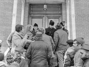 Manifestation devant les bureaux de Mirabel, 1974. (Photo: Garth Pritchard)