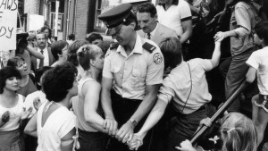 5 juillet 1983: des manifestants tente d'empêcher les policiers de quitter la clinique de Morgentaler à Toronto après la descente policière. La clinique fut rouverte 3 heures plus tard. (Photo: John McNeill)