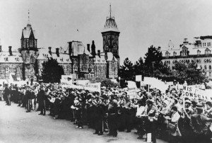 Manifestation devant le Parlement à Ottawa contre la compensation inadéquate suite à l'expropriation de Mirabel, novembre 1978. (Photo: archives Canadian Press)