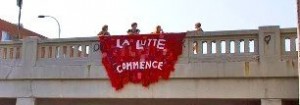 La lutte commence! Banner drop, Montréal, août 2012. (Photo: Maille à part.)