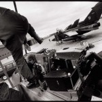 Un pilote en préparation pour un vol à basse altitude au-dessus du Nitassinan/Labrador, Base des Forces Canadiennes Goose Bay. (Photo: Peter Sibbald, 1990.)